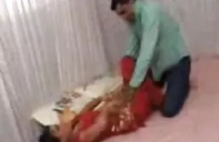 XXX Sang istri perlahan-lahan duduk di boke smp indo vagina suaminya di sofa