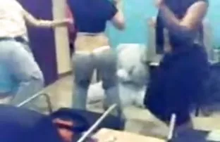 XXX Dua teman yang penuh gairah puas dengan cowok seksi video bokep sekolah indo