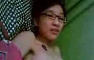 XXX Pria itu melepas gadis kencing di hutan bokep smp medan
