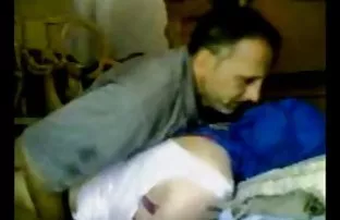 XXX Perawat mesum indo smp mabuk tertidur dan pria itu mengambil vaginanya di telepon