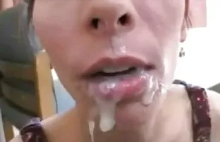 XXX Anak-anak muda melepaskan telepon di video xxx smp indo kanker seks di sebuah rumah yang ditinggalkan